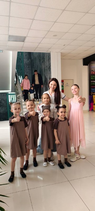 Детский коллектив Гармонии с преподавателем на выездном выступлении